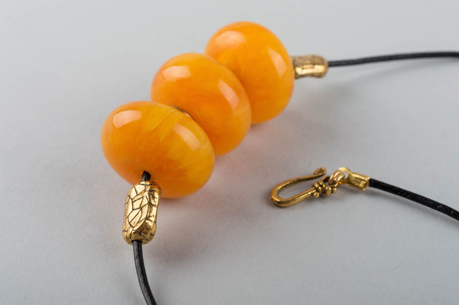 Joli collier en pierres naturelles sur lacet en cuir fait main ambre et laiton photo 5