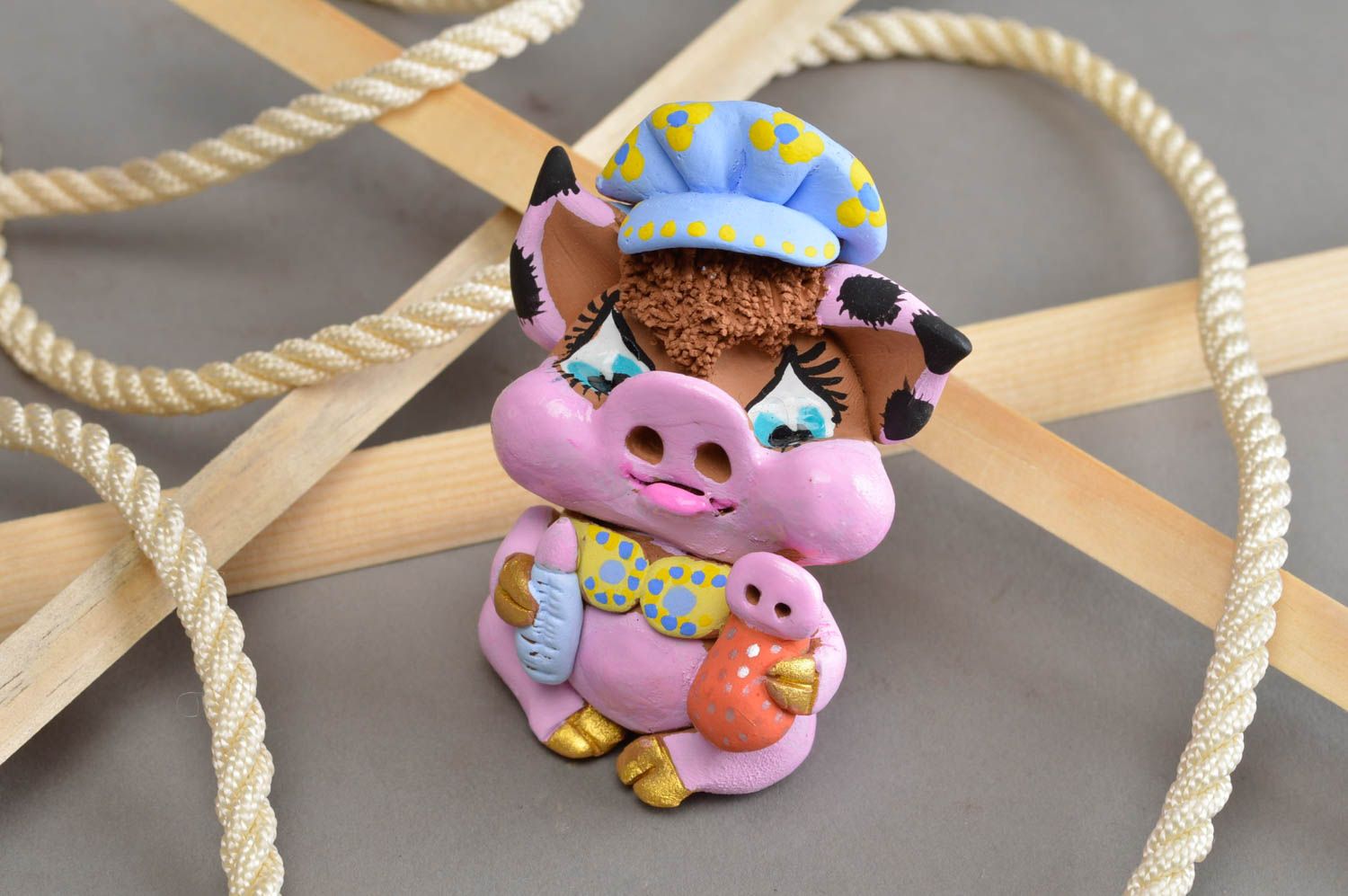Авторский керамический сувенир ручной работы свинка розового цвета в шапке фото 1
