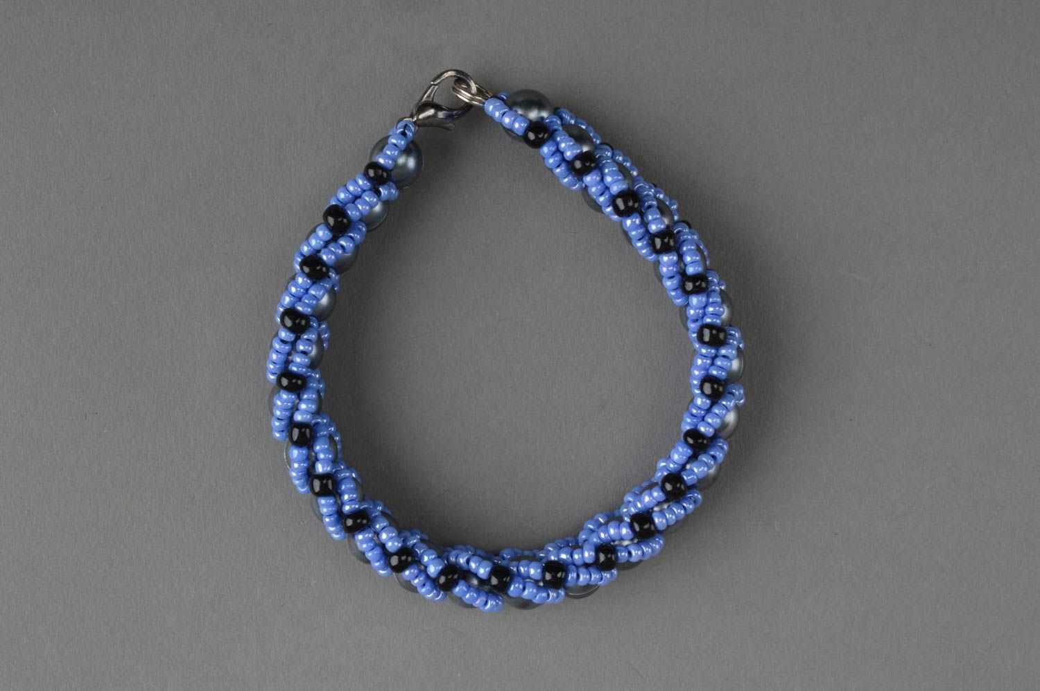 Bracelet en perles de rocaille et perles fantaisie fait main bleu gris original photo 2