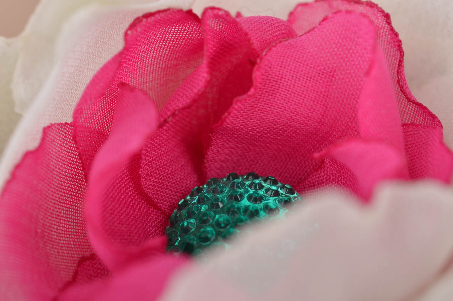 Broche grande fleur en mousseline de soie faite main blanc-rose design photo 5