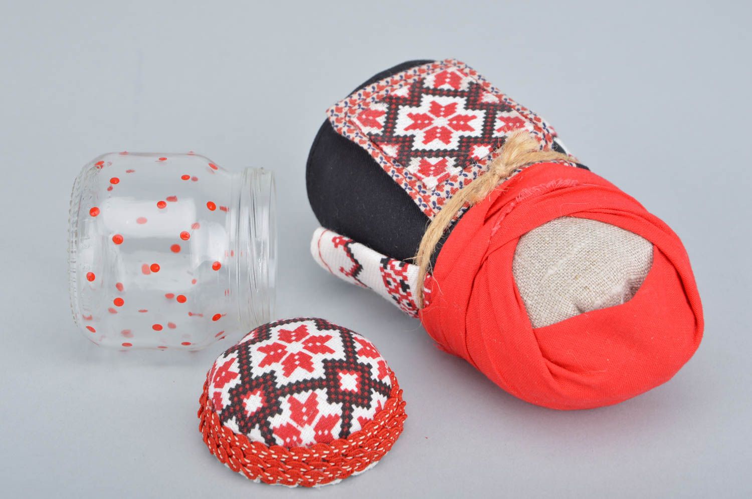 Тканевая кукла в этническом стиле и игольница ручной работы набор из 2 изделий фото 3