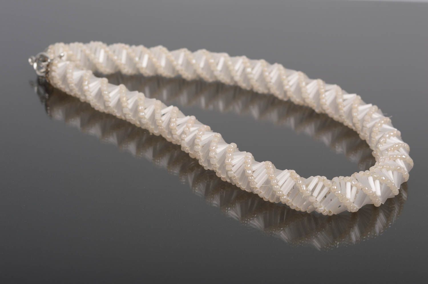 Collier spirale Bijou fait main blanc en perles de rocaille Cadeau femme photo 4