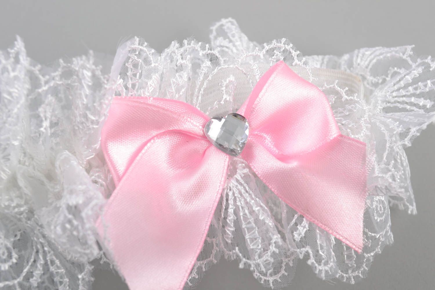 Свадебная подвязка невесты из атласа и гипюра белая с розовым бантиком хэнд мэйд фото 4