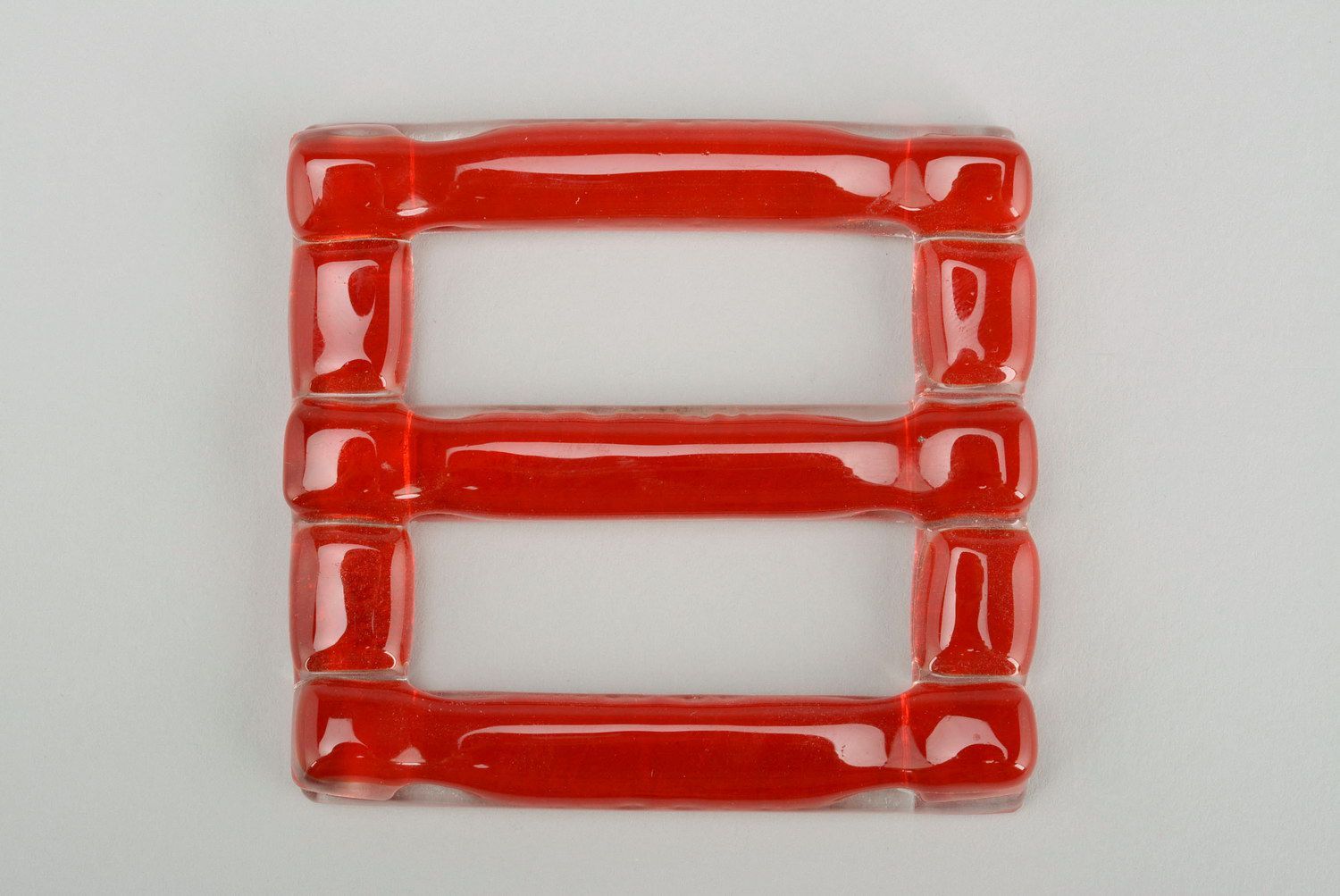 Cabide para lenços vermelho de fusão de vidro.  foto 2