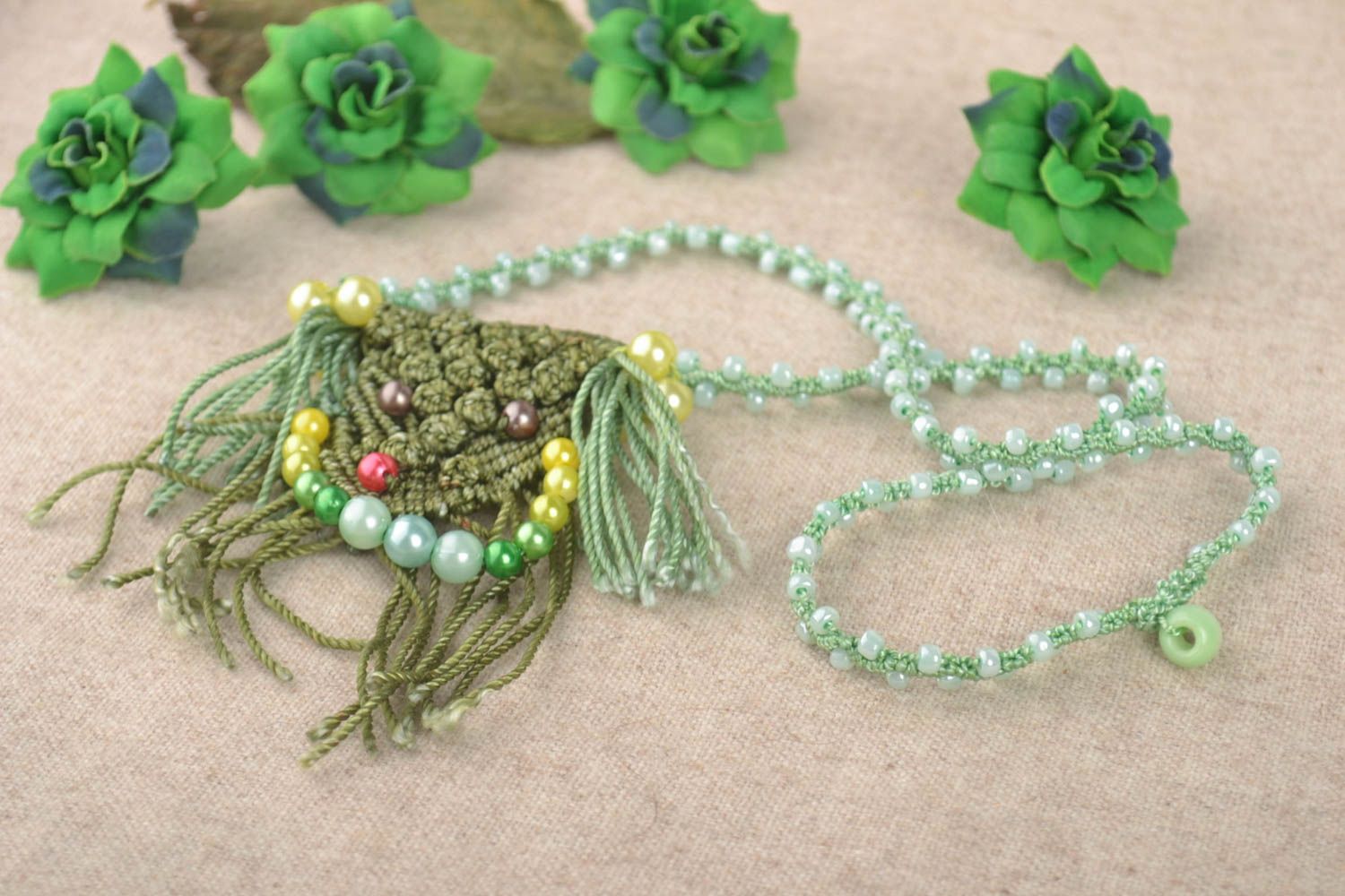 Pendentif macramé Bijou fait main vert perles de rocaille fils Cadeau femme photo 1