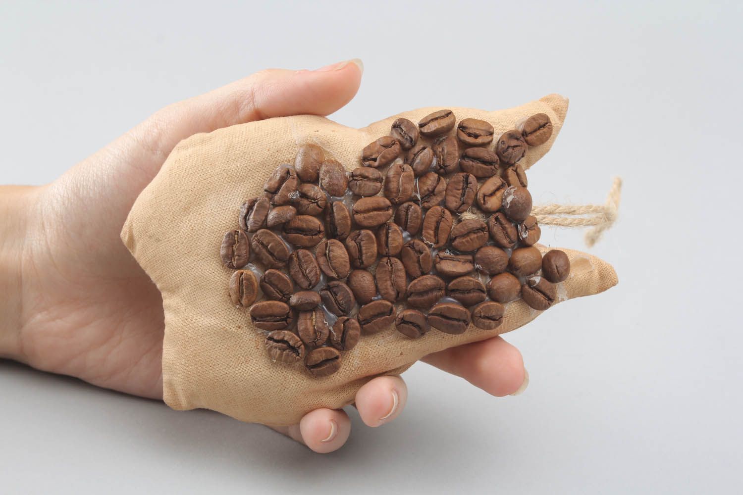 Pingente decorativo artesanal feito de pano embebido em café Coruja de café foto 5