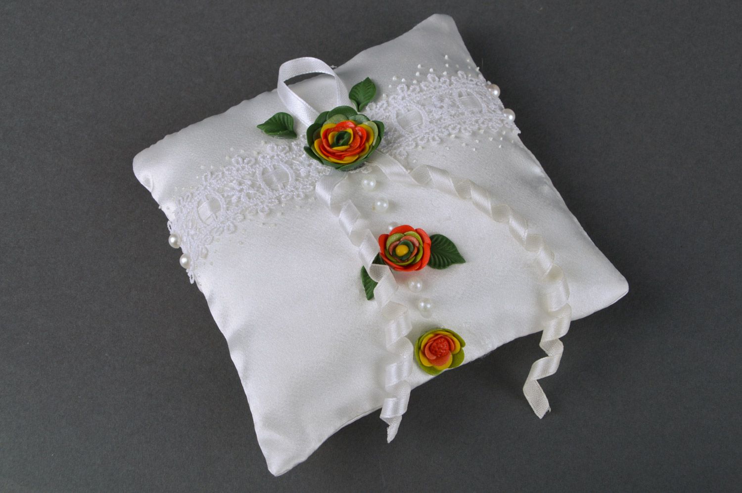 Schönes handgemachtes Ringkissen für Hochzeit aus Atlas mit Blumen in Weiß foto 2