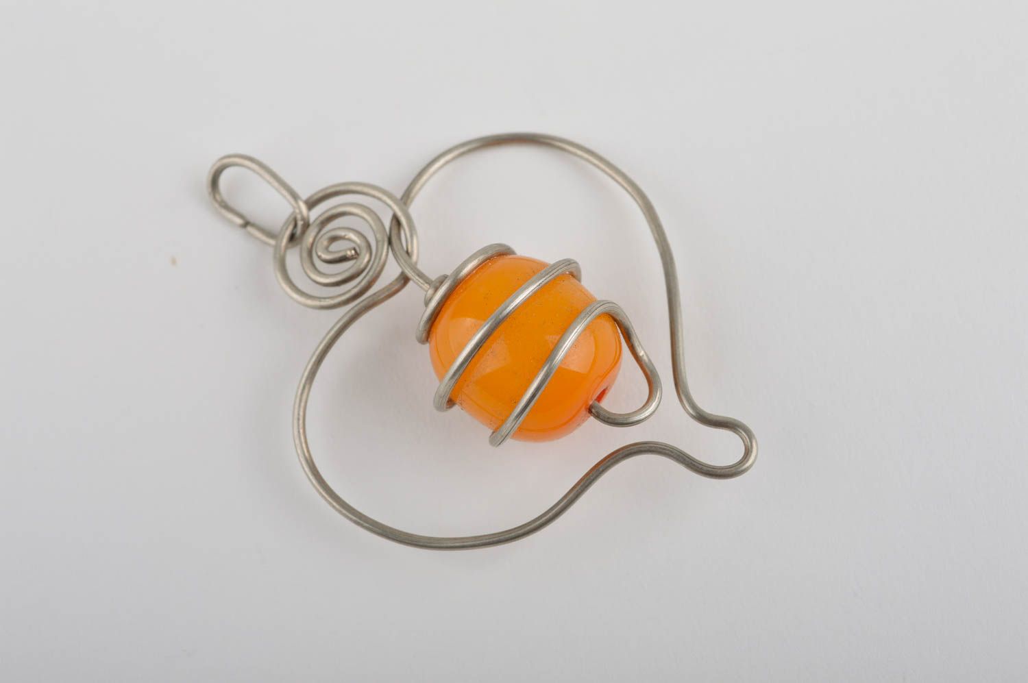 Pendentif ambre Bijou fait main métallique en forme de cœur Accessoire femme photo 2