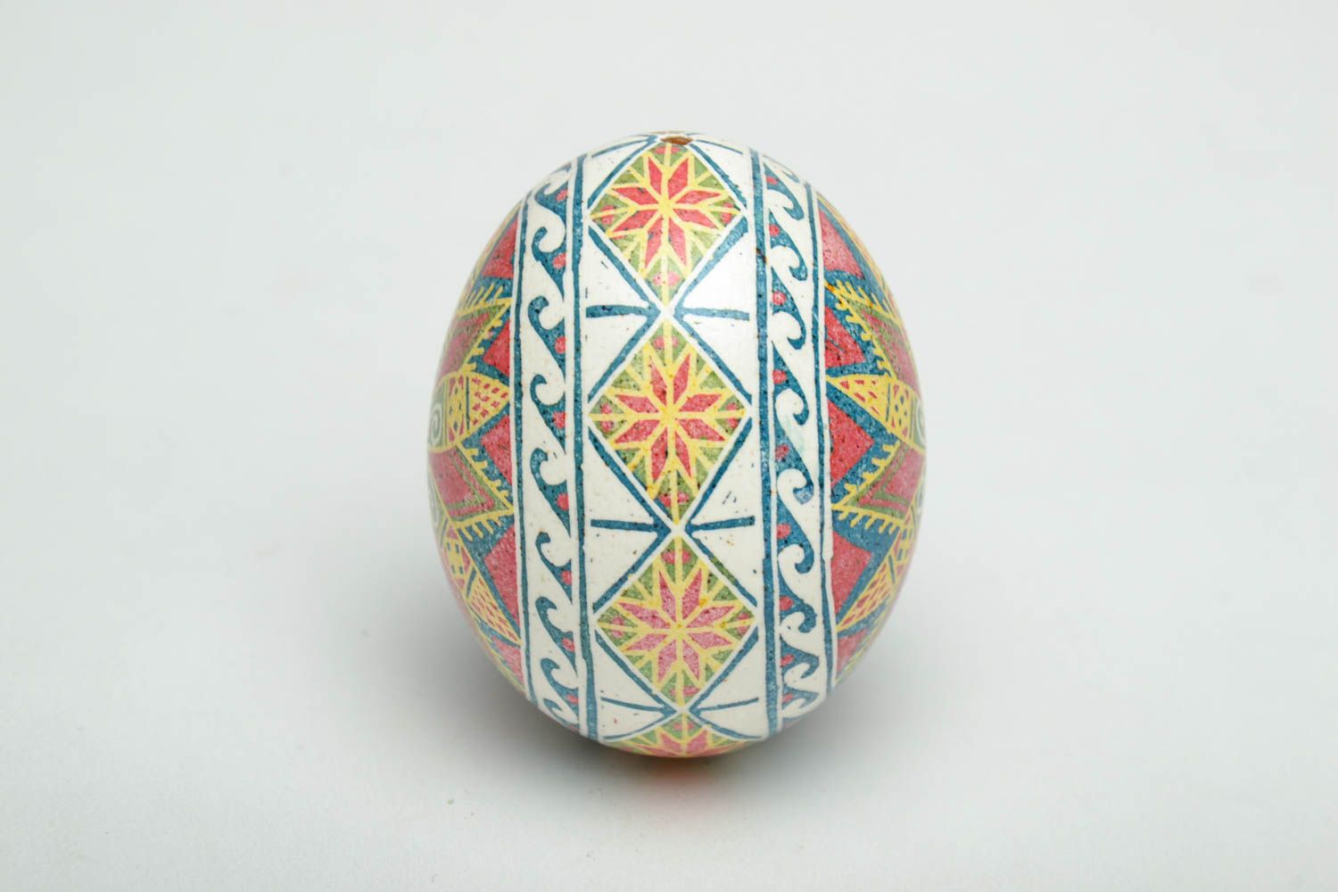 Oeuf de Pâques décoratif multicolore aux motifs ukrainiens peint à la main photo 3