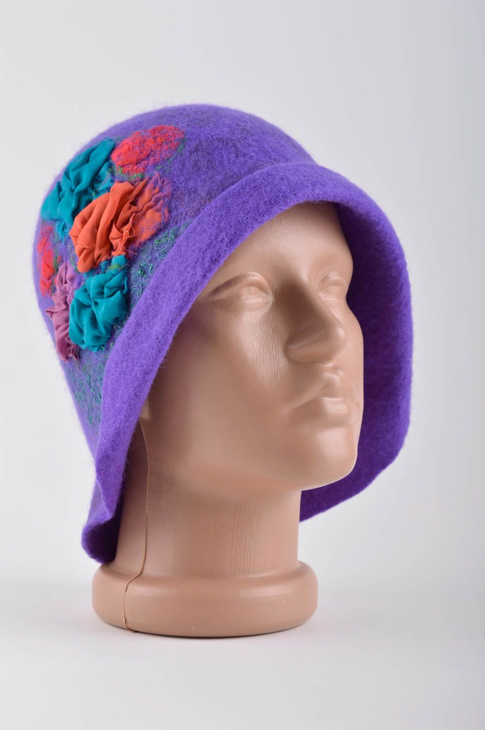 Mützen für Frauen handmade Mütze aus Wolle in Lila modisches Accessoire schön foto 2