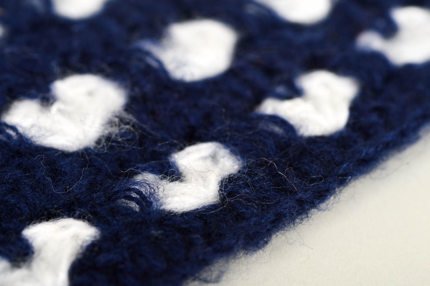 Bandeau Cache-oreilles fait main tricoté au crochet bleu foncé Accessoire enfant photo 4