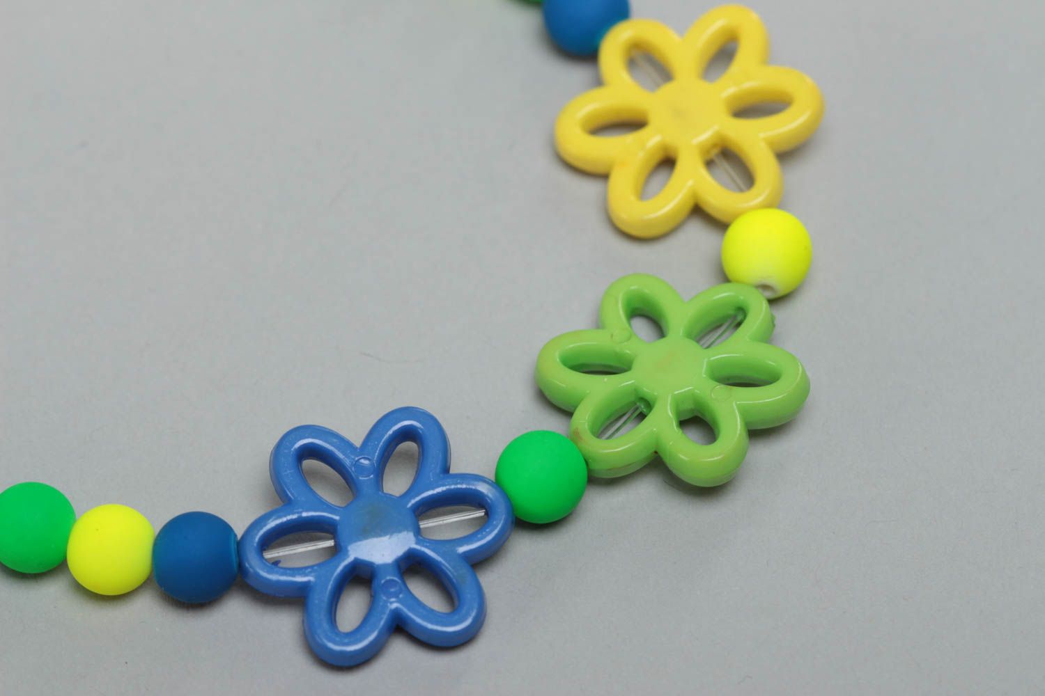 Beautiful stylish handmade bright children's plastic bead necklace photo 3