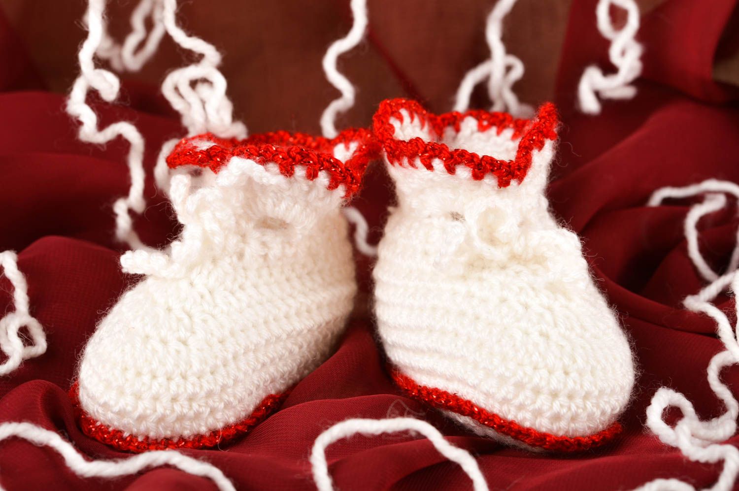 Chaussons tricot faits main Chaussures bébé blanc-rouge au crochet Vêtement bébé photo 1