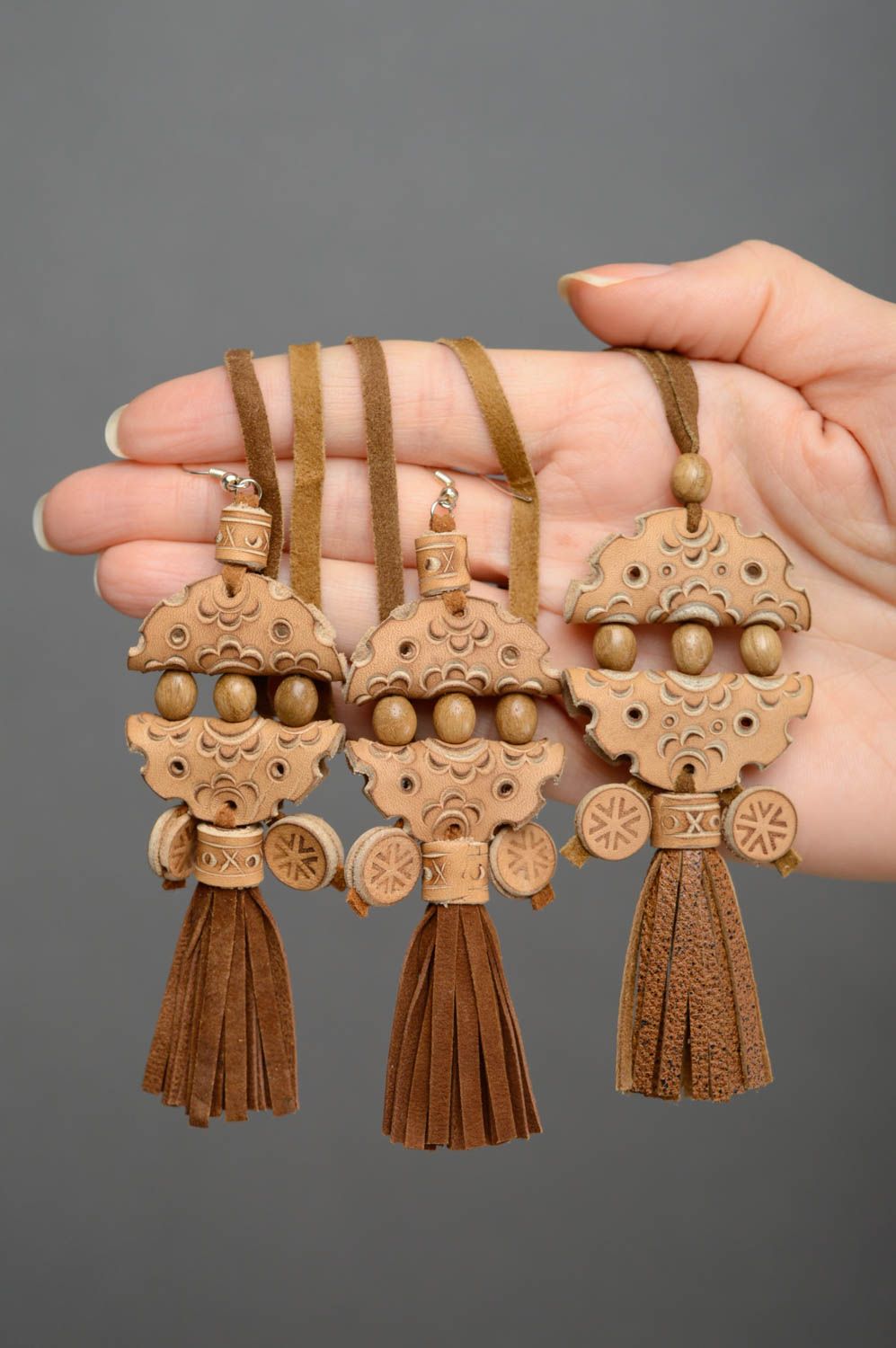 Boucles d'oreilles et pendentif artisanaux de vrai cuir faits main set de bijoux photo 5