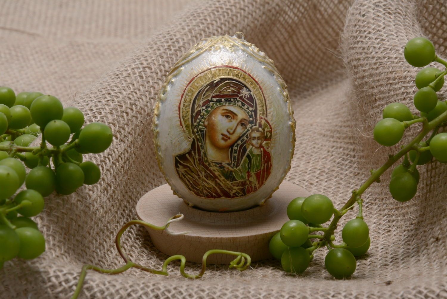 Oeuf de Pâques fait main 'Mère de Dieu et fleur du paradis' photo 1