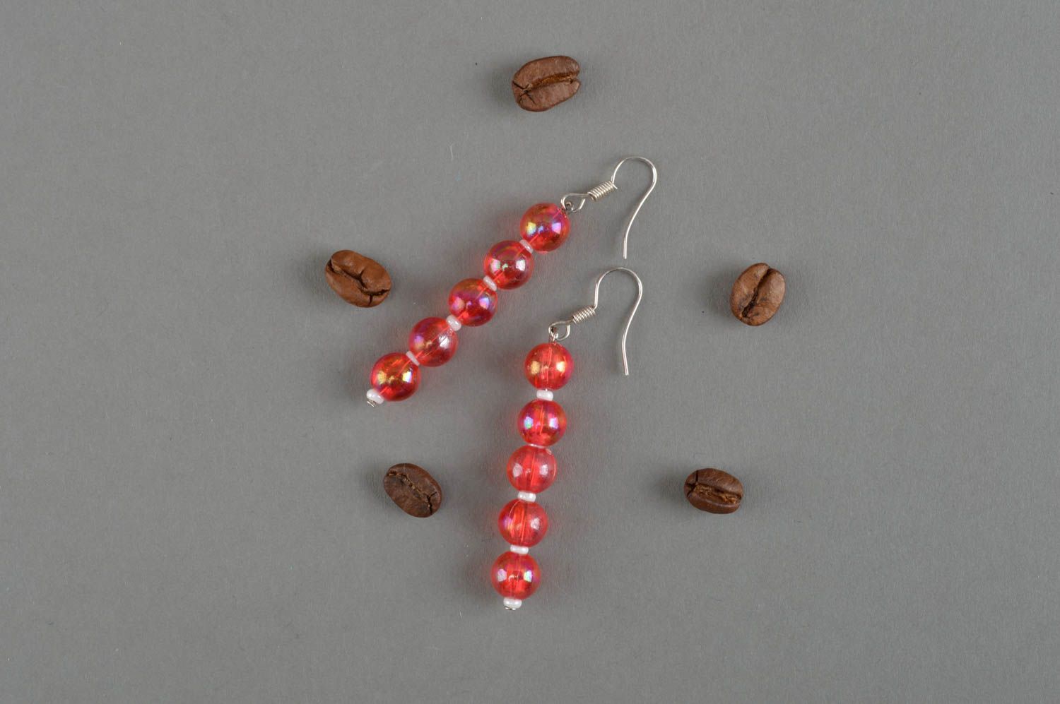 Lange elegante rote handgemachte Ohrringe aus Glasperlen für stilvolle Damen foto 2