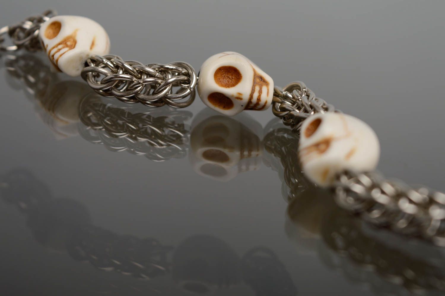 Bracelet métallique fait main original décoré des perles en forme de crânes photo 2