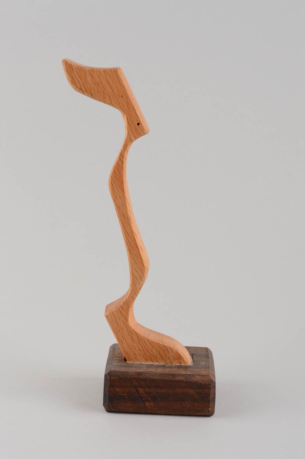 Estatueta artesanal abstrata de madeira foto 3