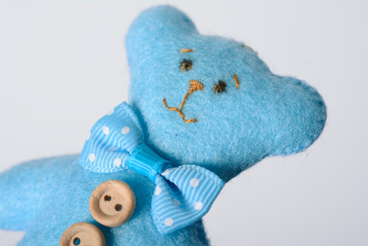 Брелок в виде мишки из фетра игрушка на ключи или сумку голубая ручной работы фото 2
