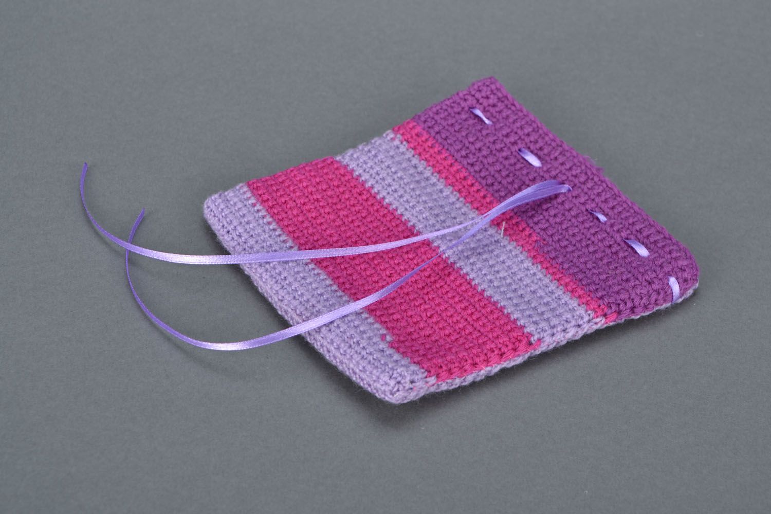 Sachet cadeau tricoté au crochet violet-framboise  photo 3