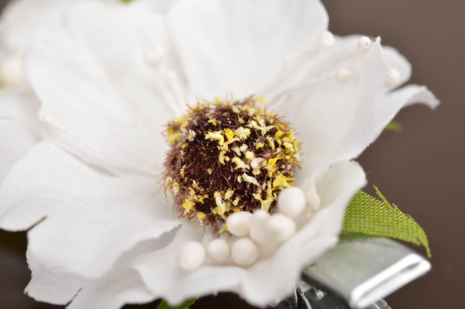 Pince à cheveux fleurs blanches artificielles faite main pour fillette photo 4