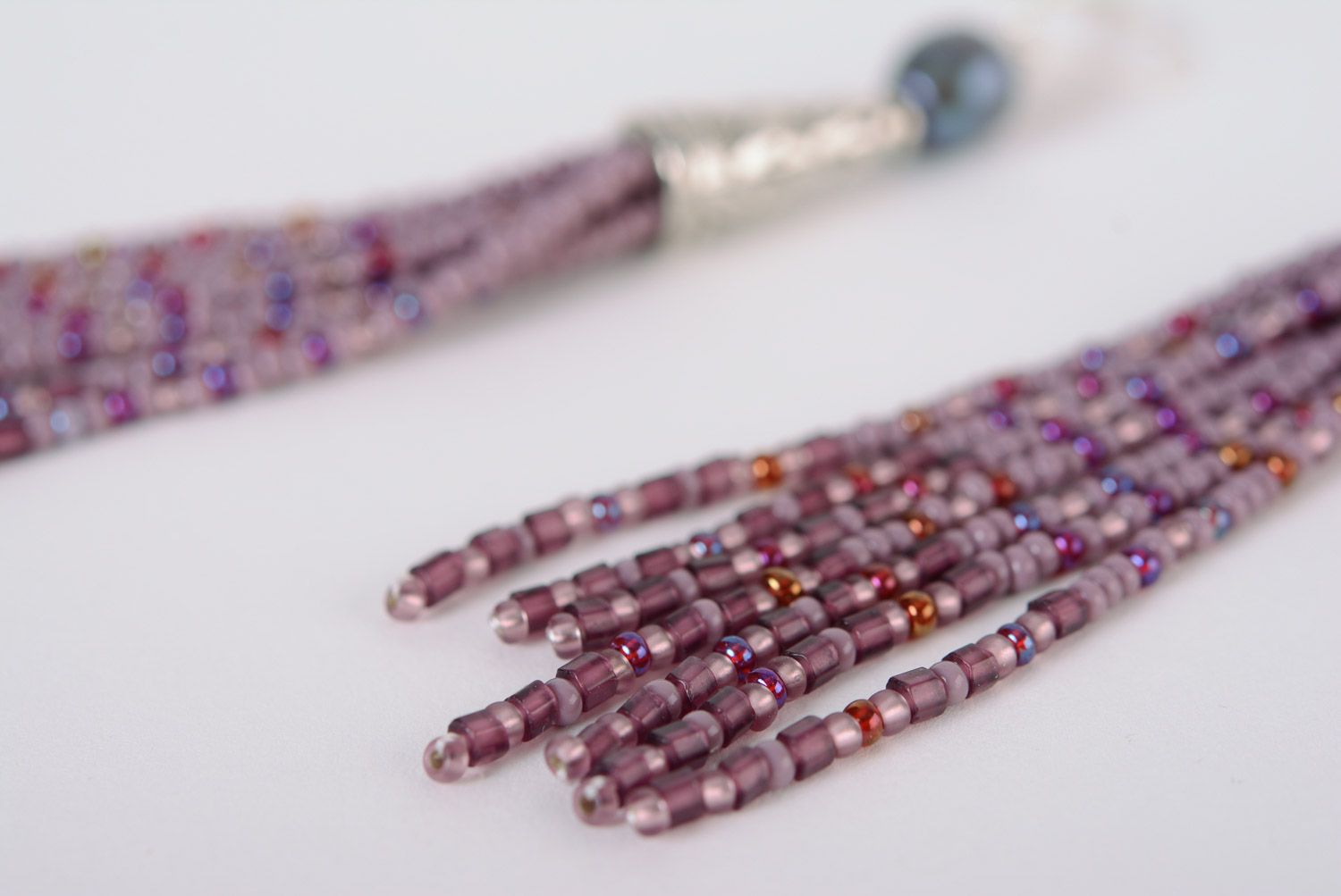 Boucles d'oreilles pendantes en perles de rocaille faites main violettes photo 3