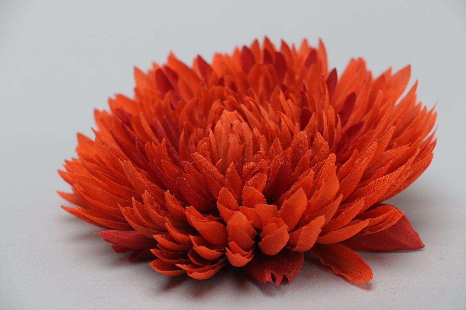 Заколка для волос из крепдешина в технике флористики ручной работы Хризантема фото 3