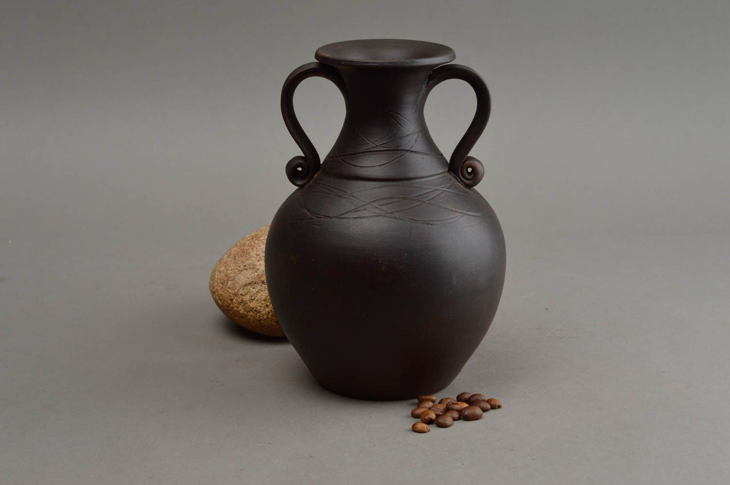 Vase décoratif céramique avec deux poignées fait main noir design élégant photo 1
