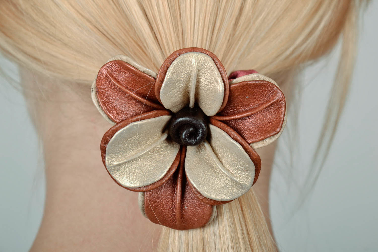 Gentle scrunchy made of genuine leather photo 5