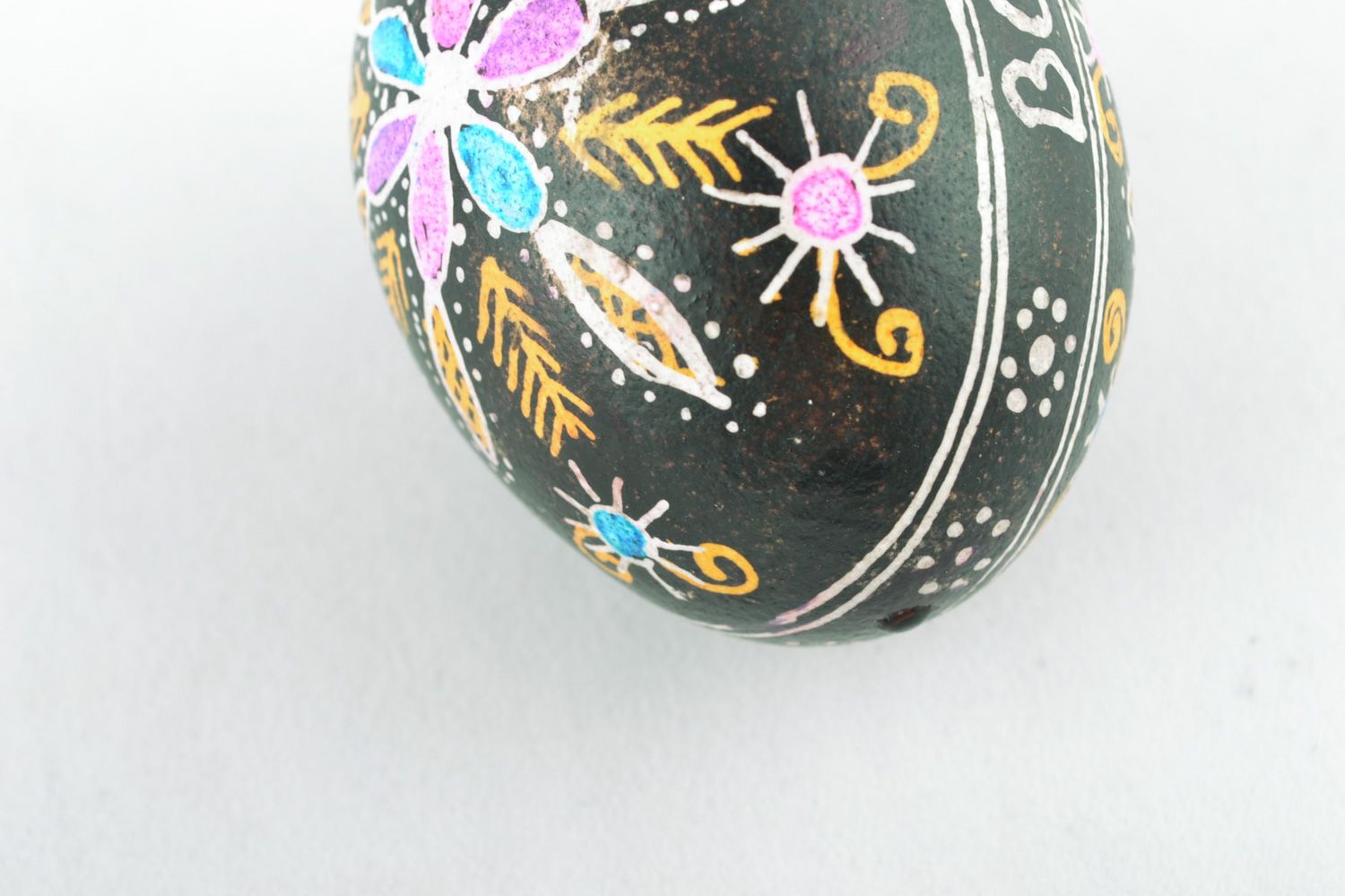 Пасхальное яйцо с восковой росписью черное с цветами фото 3
