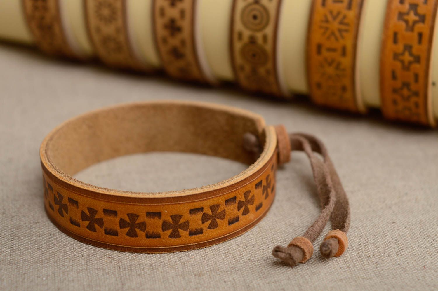 Bracelet en cuir naturel style ethnique fait main original marron de design photo 3