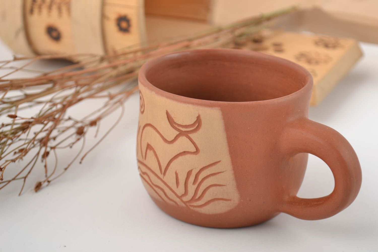 Kleine bemalte braune handgemachte Ton Tasse mit Muster für Kaffee 150 ml foto 1