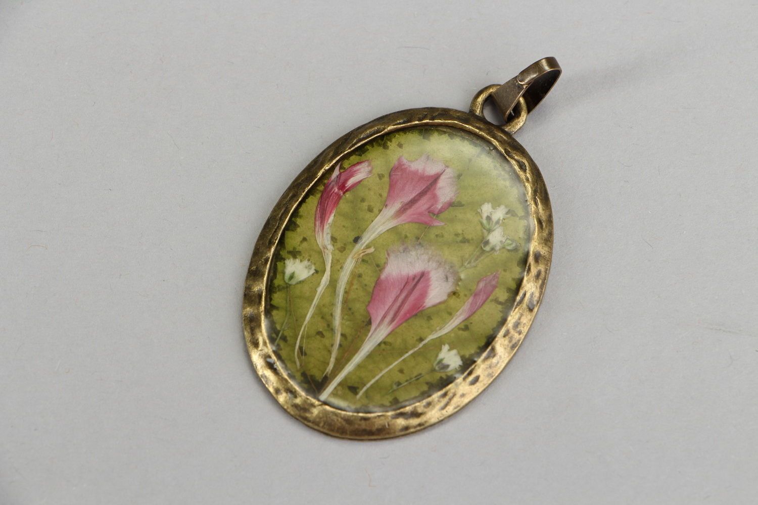 Pendant made of bronze with real flowers photo 1