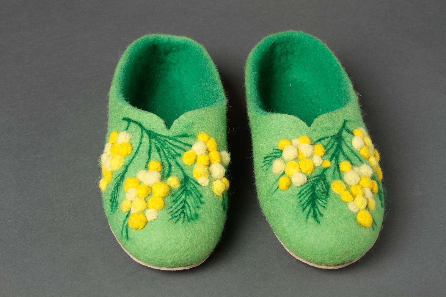 Pantoufles femme fait main Chaussures d'intérieur vertes laine Cadeau original photo 2