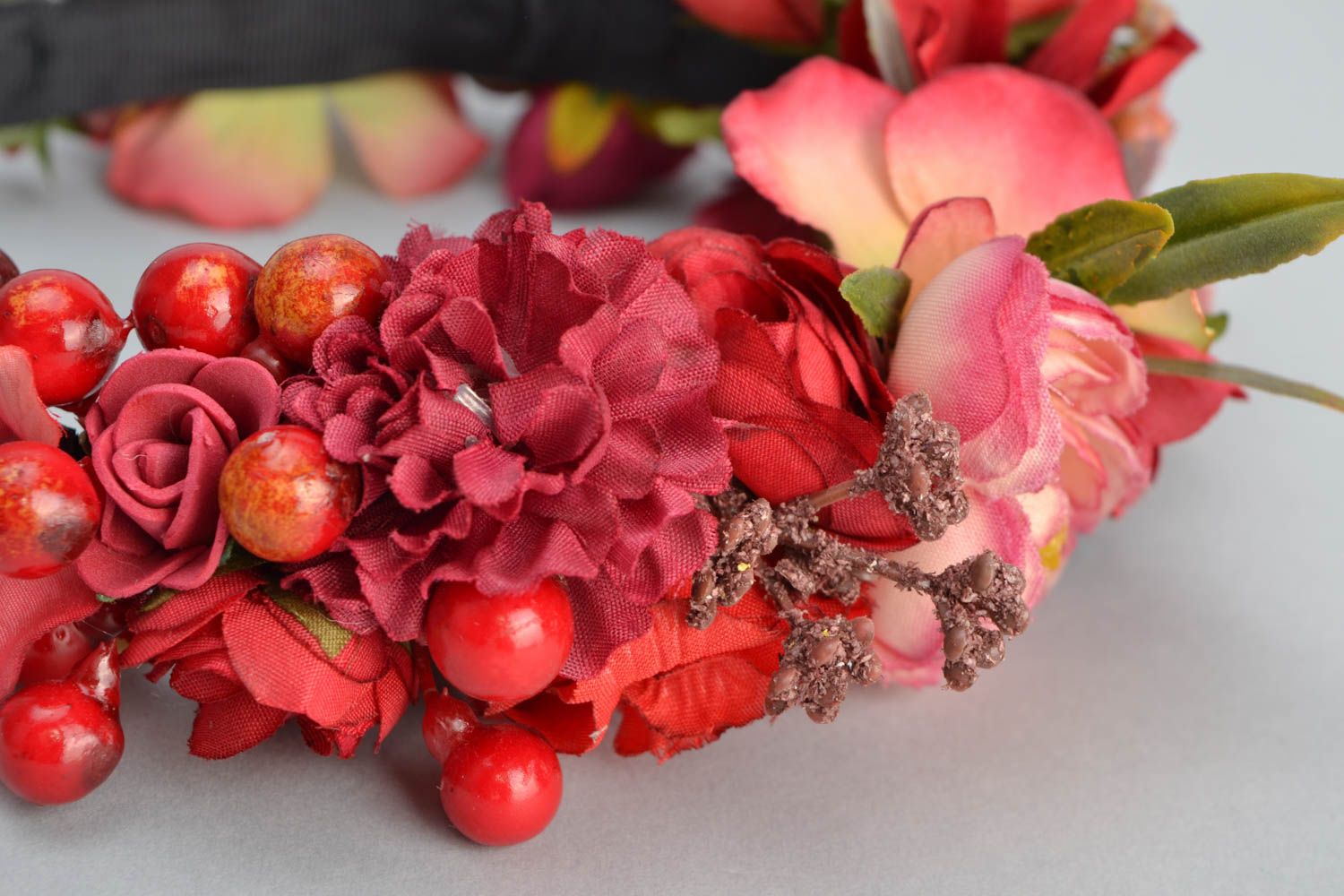 Венок на голову из цветов ручной работы Розы и ягоды фото 4