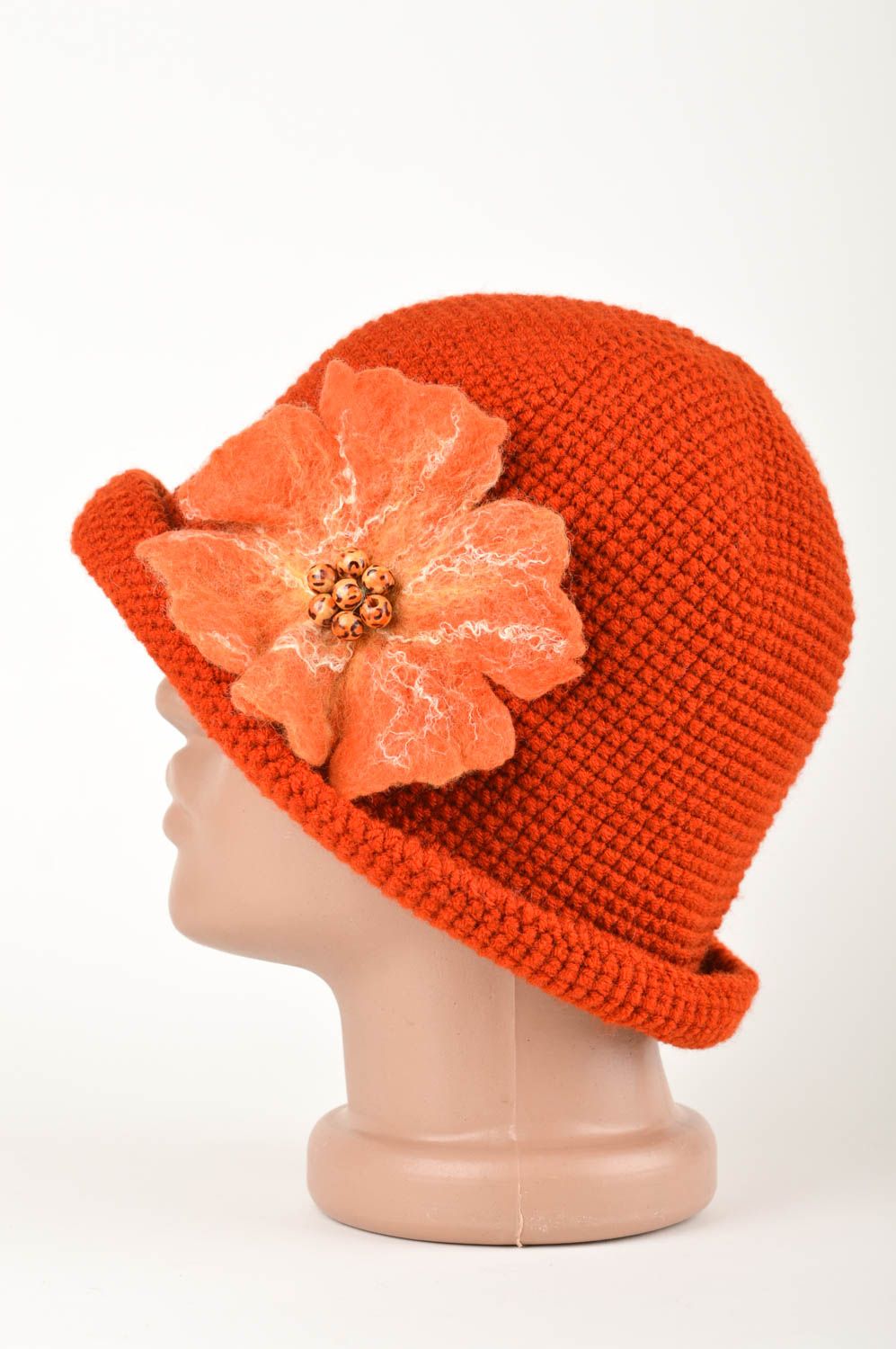 Зимняя шапка ручной работы теплая шапка оранжевая вязаная шапка с цветком фото 3