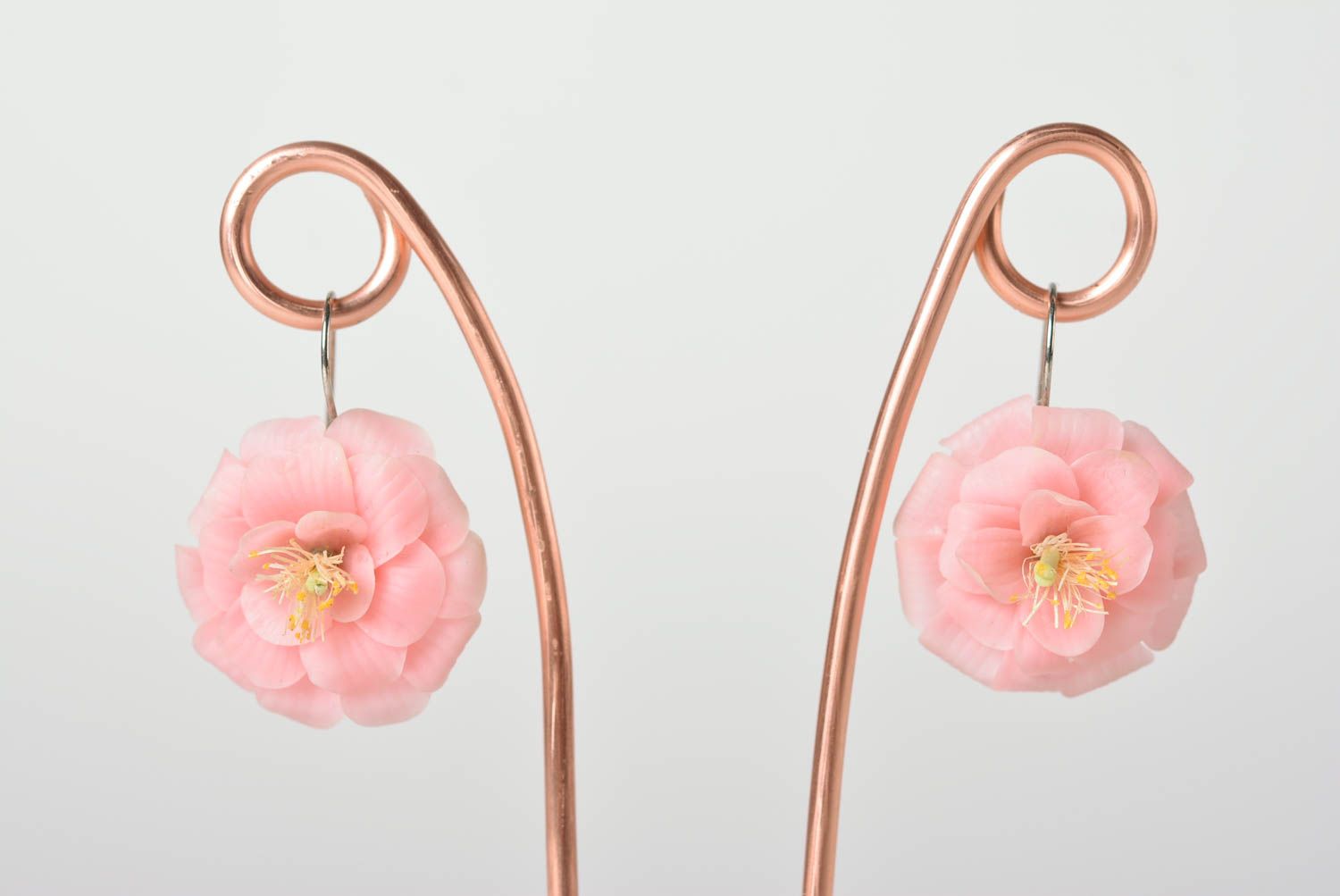 Розовые серьги цветы из полимерной глины вылепленные вручную нарядные красивые фото 1