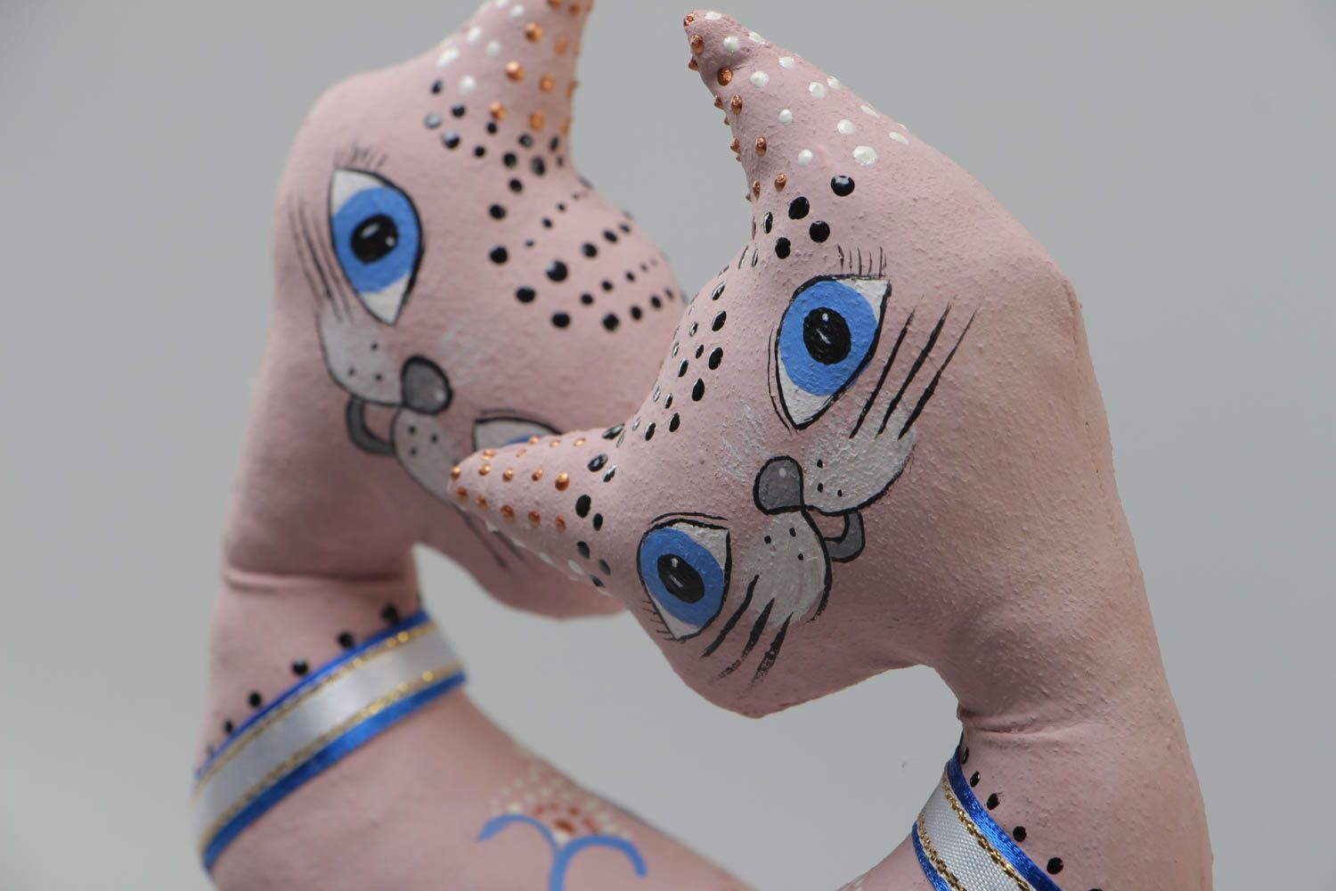 Juguetes decorativos hechos a mano con forma de gatos claros pintados con acrílicos   foto 3