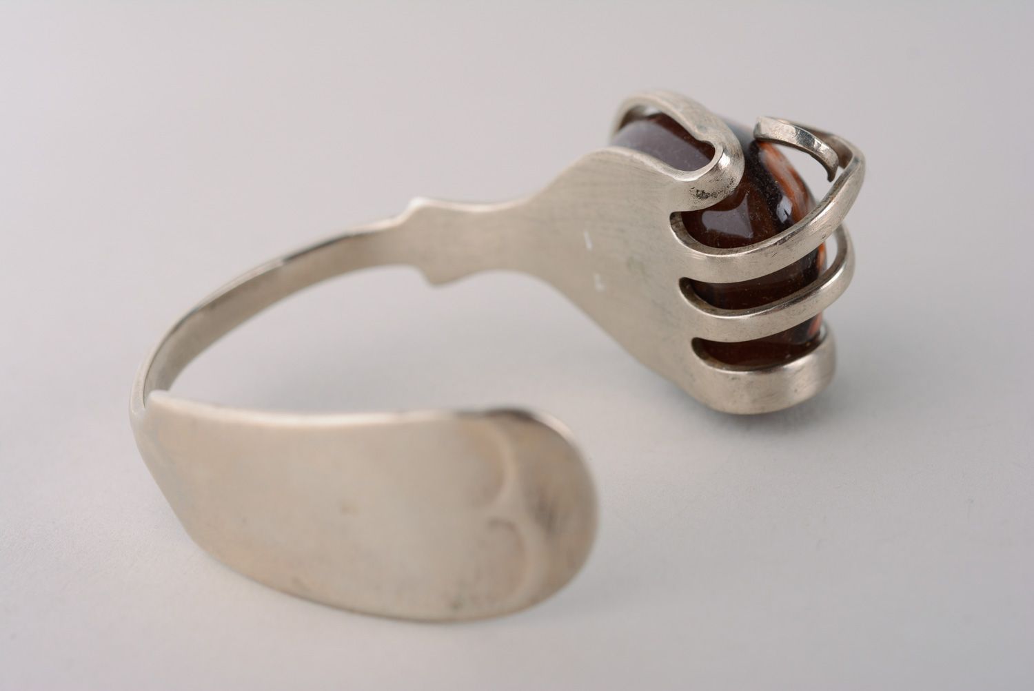 Bracelet en maillechort étroit fait main à partir de fourchette avec pierre photo 4