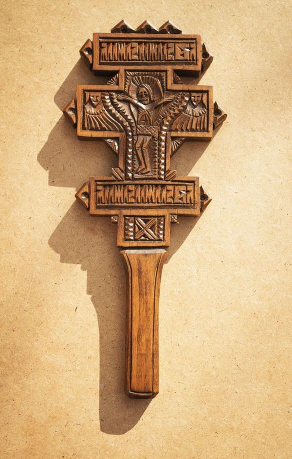 Деревянный крест настенный фото 2