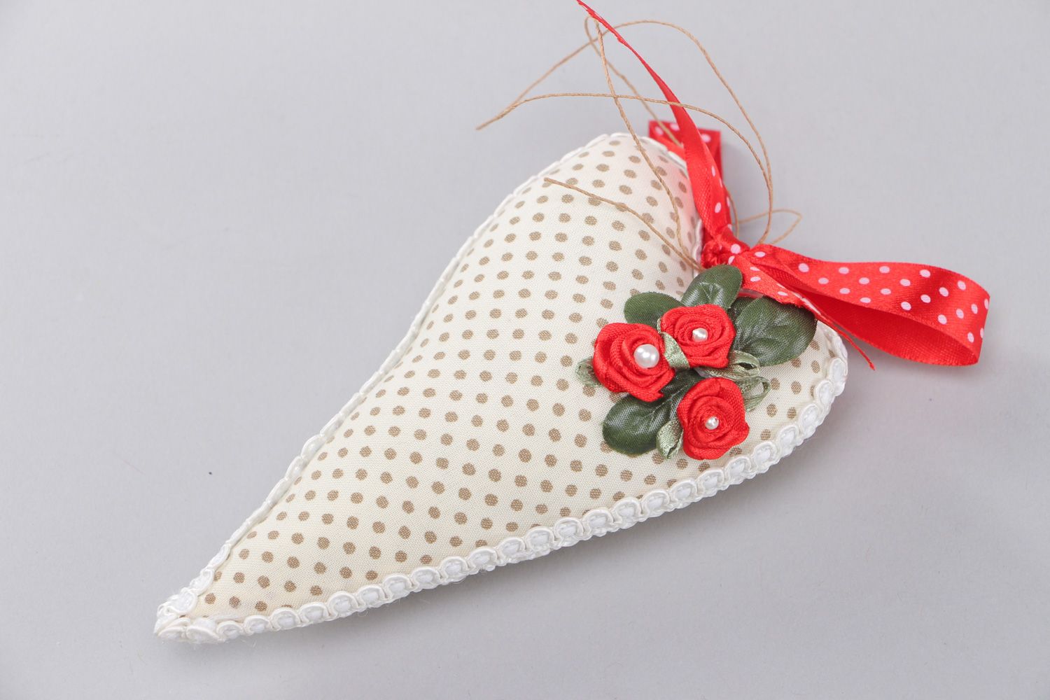 Petite décoration en tissu à suspendre faite main coeur blanc à pois avec fleurs photo 1
