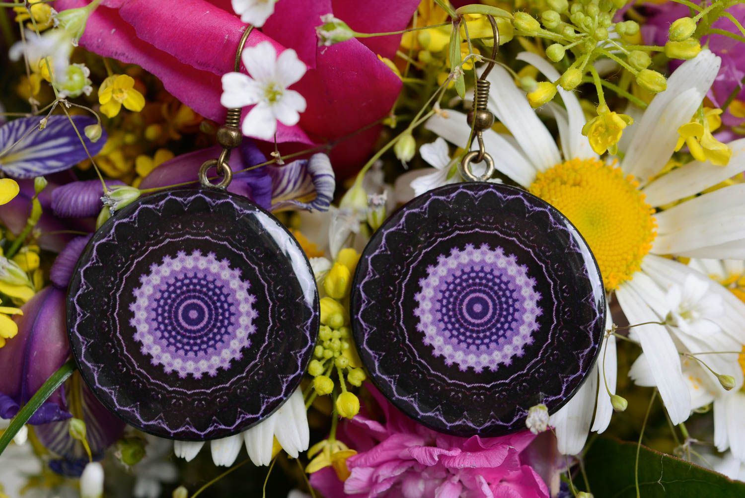 Pendientes artesanales redondos de arcilla polimérica de colores lila y negro foto 1