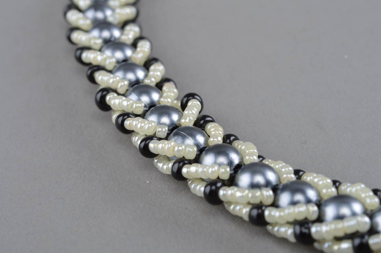 Светлое ожерелье из бисера и бусин ручной работы авторского дизайна Антрацит фото 3
