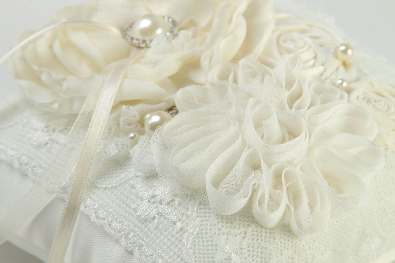 Свадебный аксессуар хэндмэйд белаяя подушечка для колец атрибут для свадьбы фото 3