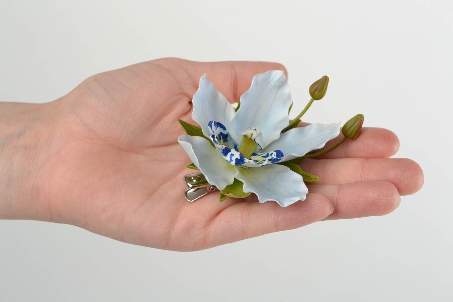 Заколка-брошь из холодного фарфора хэнд мэйд в виде орхидеи цимбидиум голубой фото 2