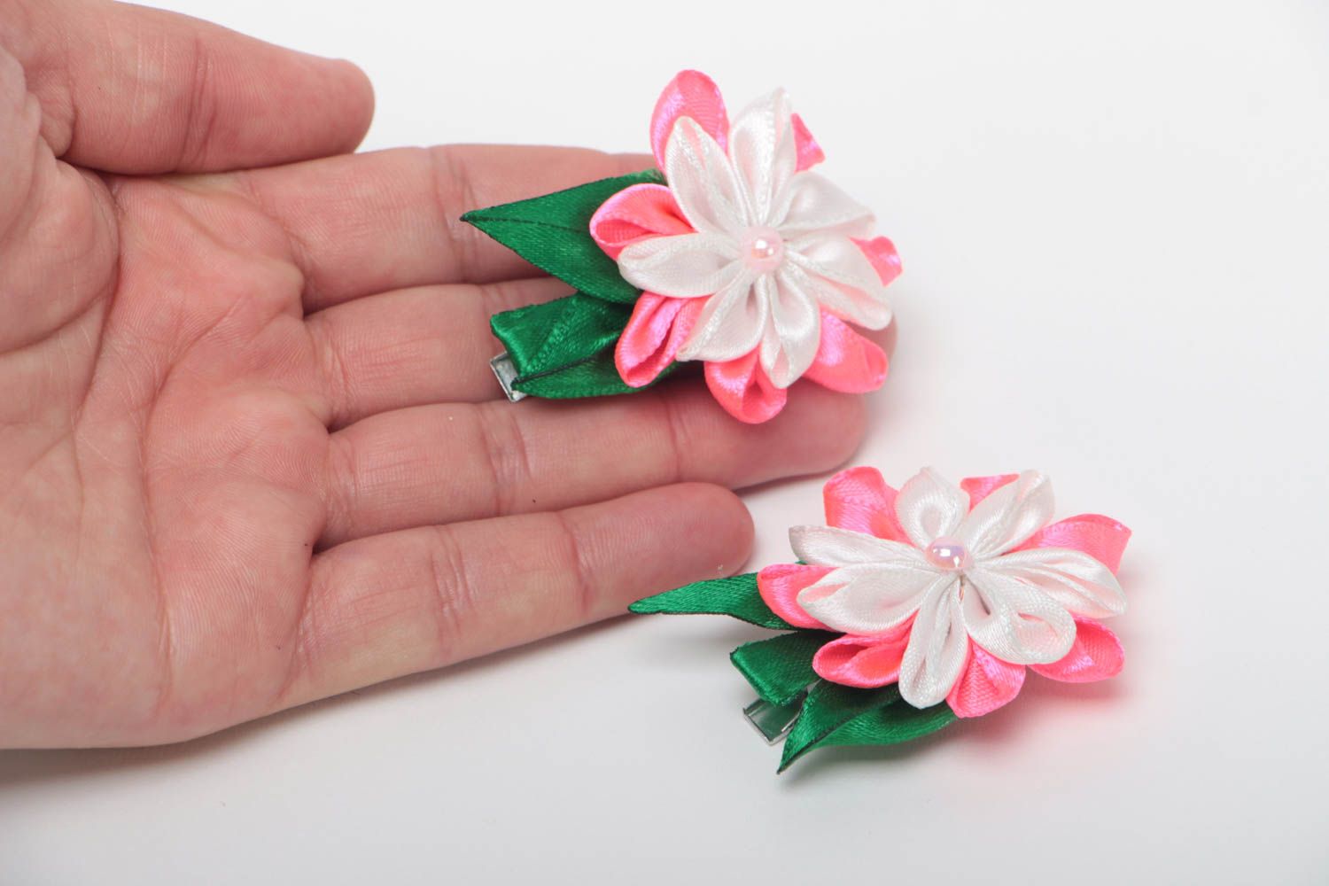 Kinder Blumen Haarspangen aus Atlas Kanzashi Technik handmade Set aus 2 Stück foto 5
