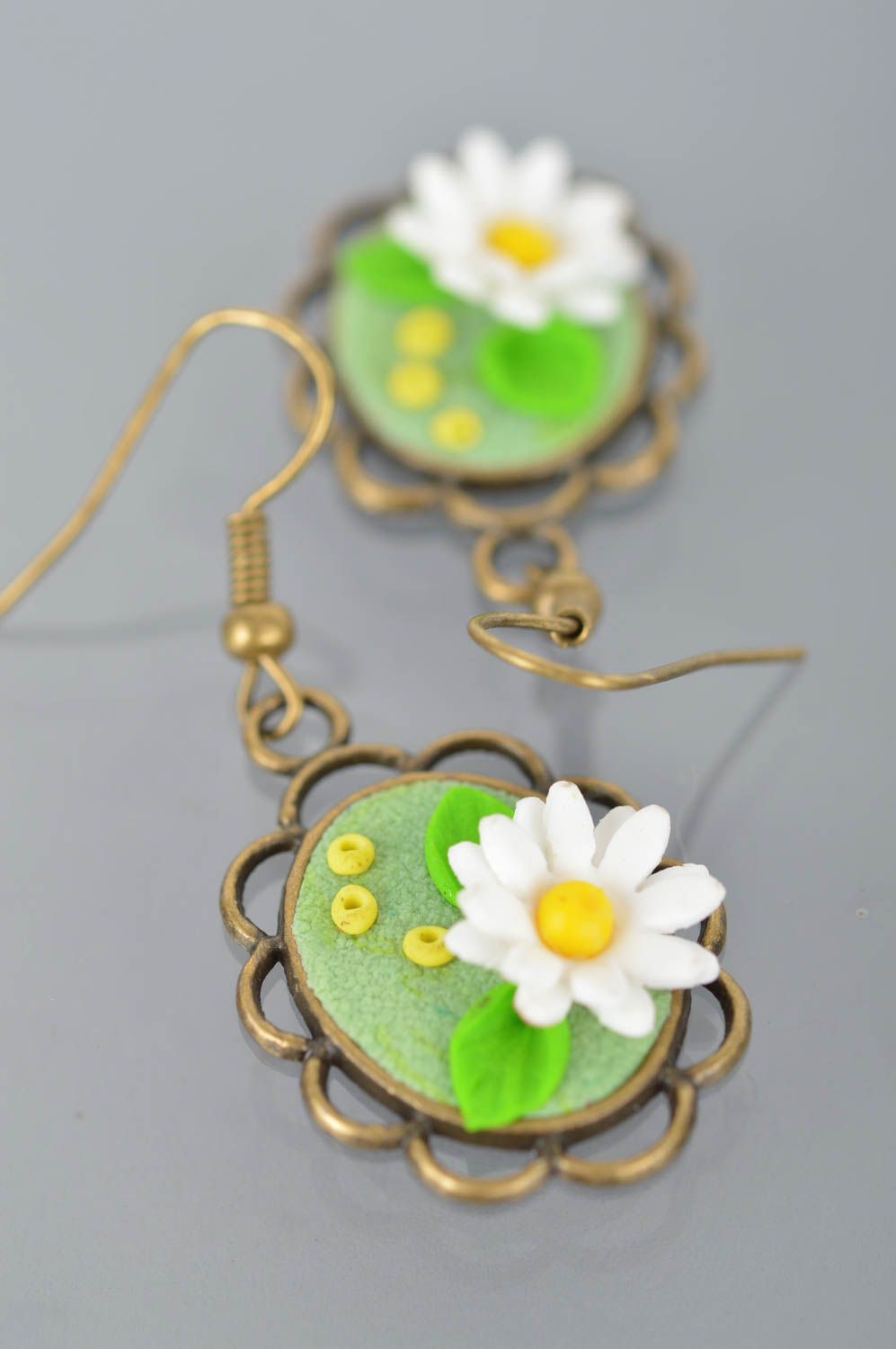 Handgemachte Blumen Ohrringe aus Polymerton Kamillen auf grünem Hintergrund  foto 5
