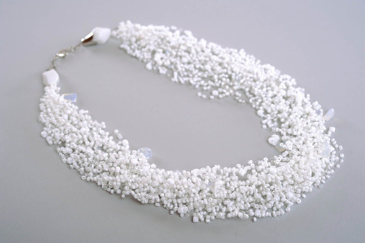 Weißes Collier aus Glasperlen, Mondstein und Quarz foto 1