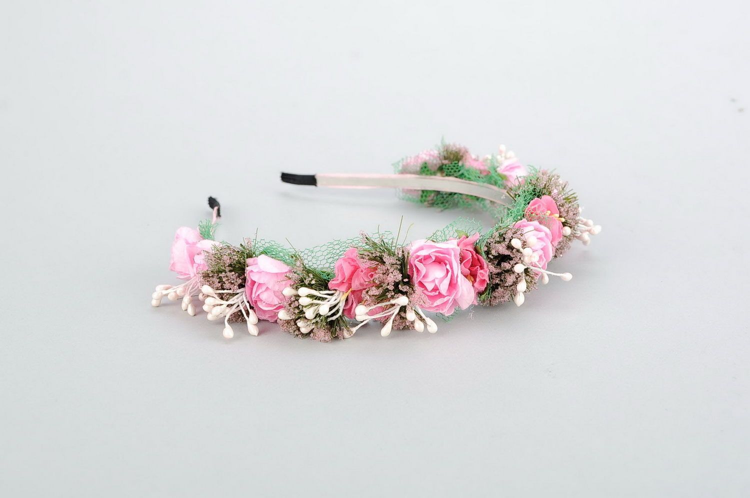 Headband with artificial flowers photo 1