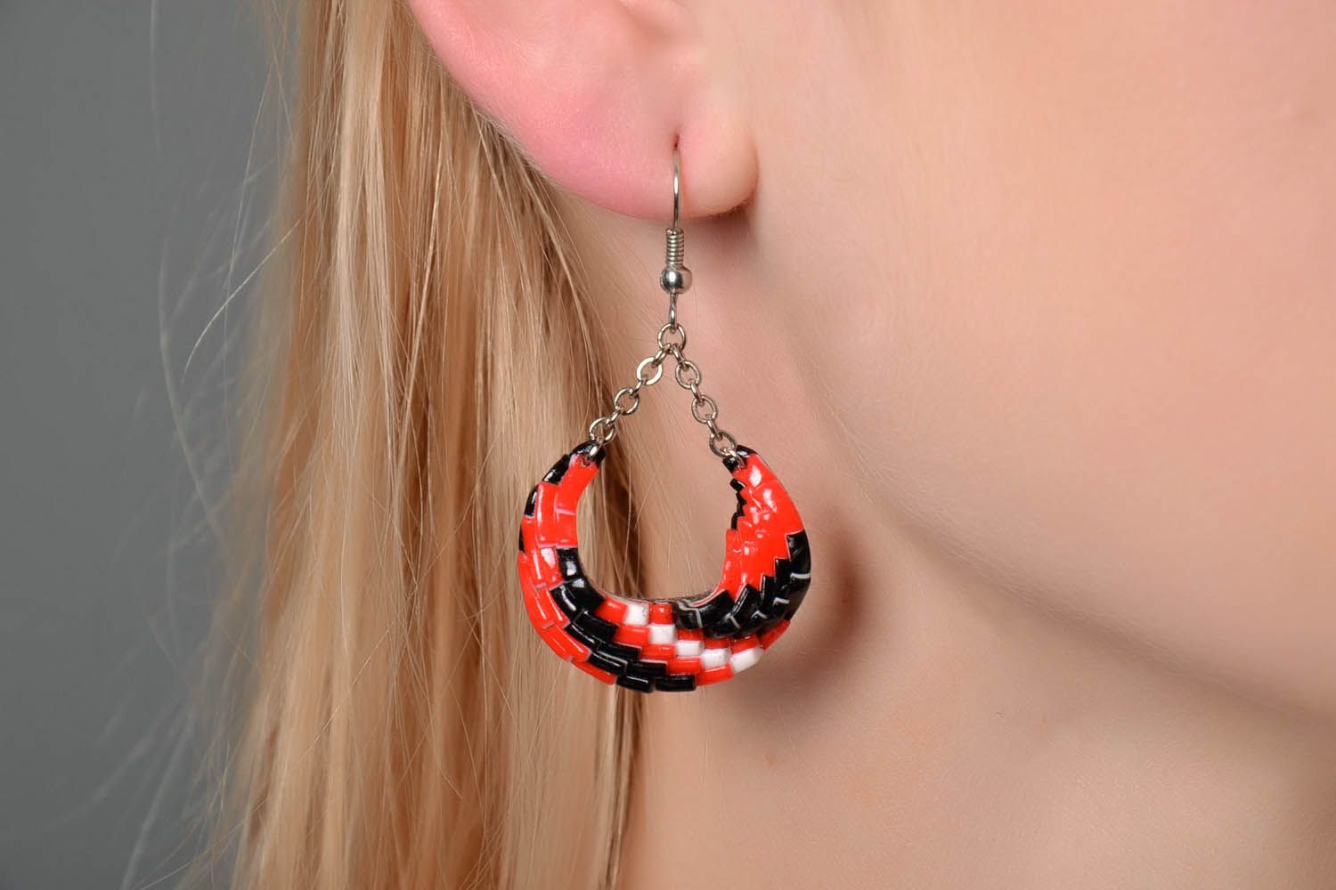 Boucles d'oreilles en argile polymère noir et rouge photo 3
